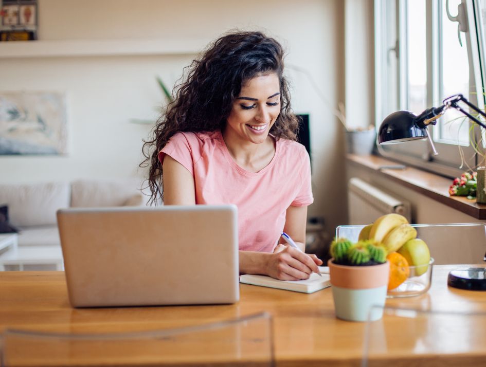 Ondernemer werkt aan personal branding strategie met laptop en notitieblok